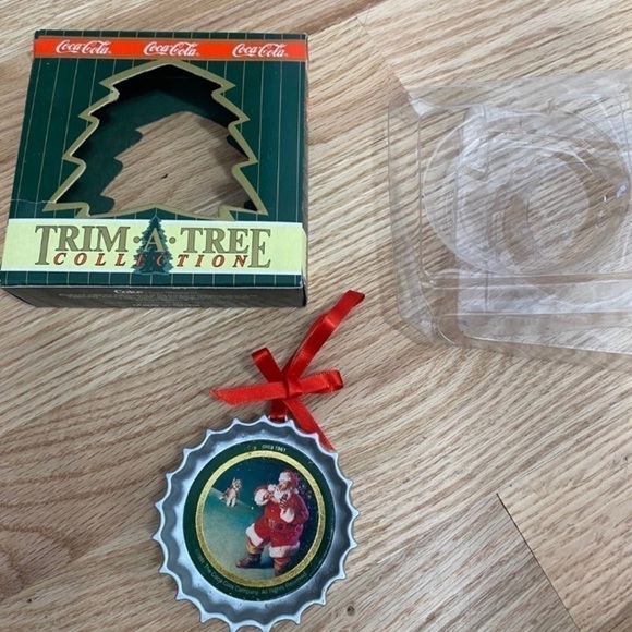 Coca Cola Bottle Cap Ornament Great Condition - Picture 2 of 4